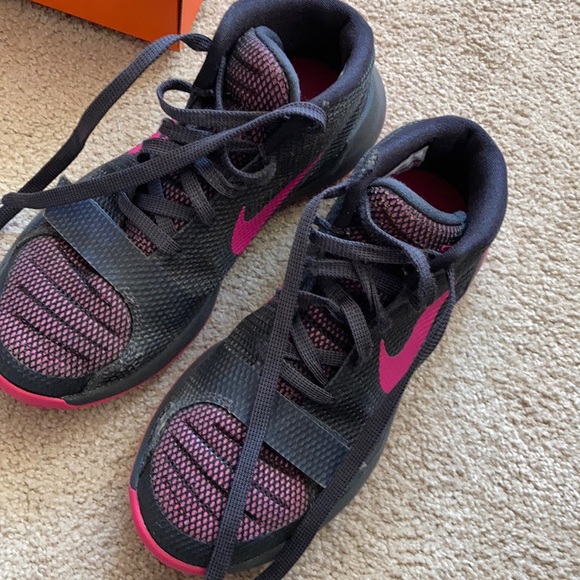 Girls Nike basketball shoes - Picture 2 of 6
